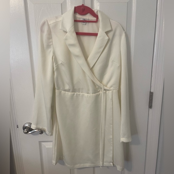 Elegant White Women's Tuxedo Dress - Picture 3 of 6